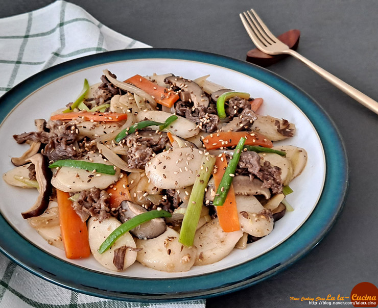 궁중떡볶이 만드는법 떡국떡으로 간장떡볶이