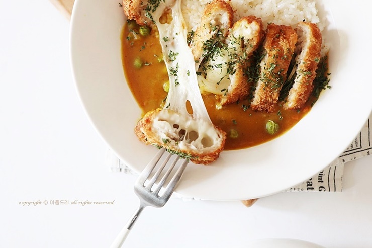 카레돈까스 덮밥! 치즈돈까스의 풍미를 더해 더욱 고소하고 부드럽게~