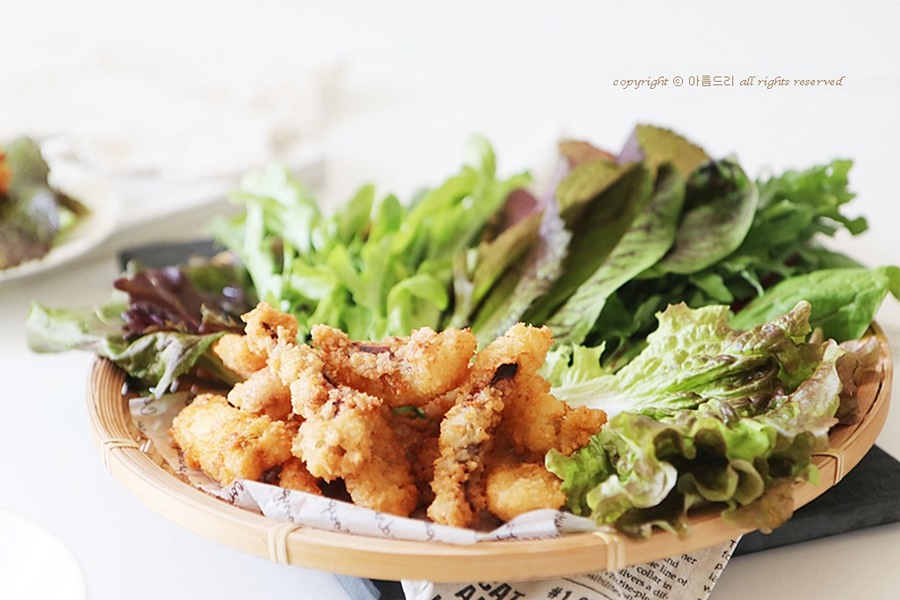 상추튀김! 오징어튀김을 쌈채소에 싸서 드셔 보세요. ~