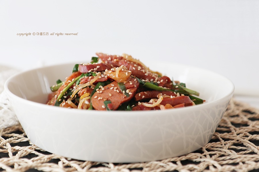 훈제오리 볶음! 유황 훈제오리고기에 채소의 아삭함을 더해~