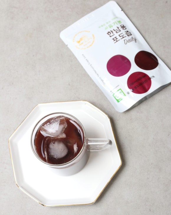 진한 맛이 좋은 유기농 한남용 포도즙