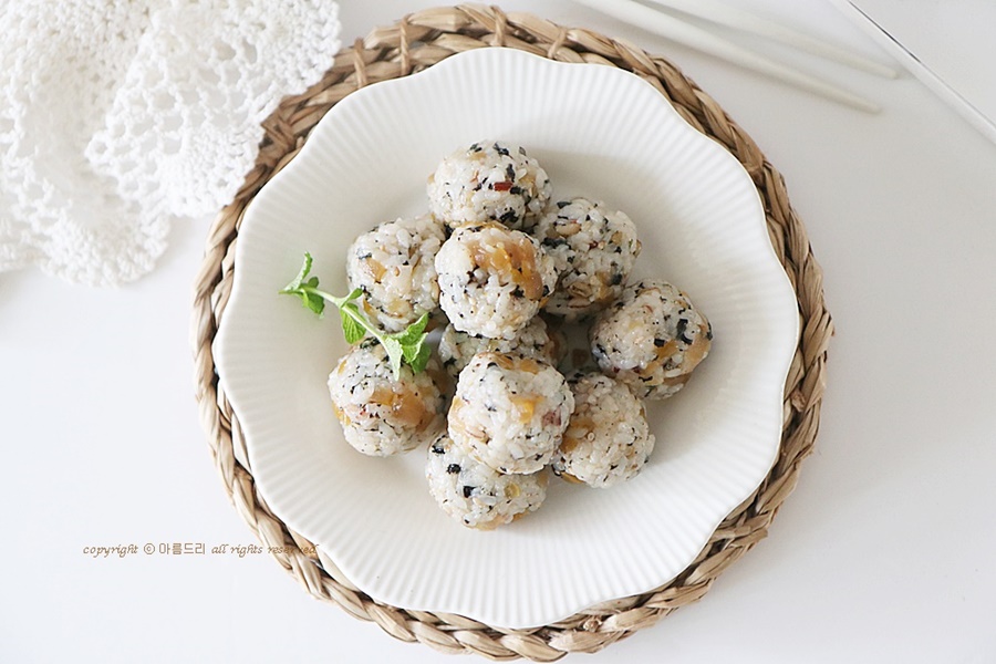 울외장아찌 주먹밥! 한입에 쏙~꼬득한 식감이 좋은 요리~