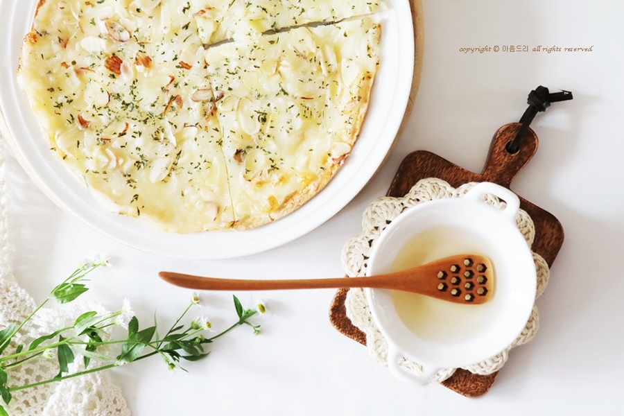 또띠아피자! 달콤한 아카시아꿀을 듬뿍 더해서~ 두승산밑꿀벌집