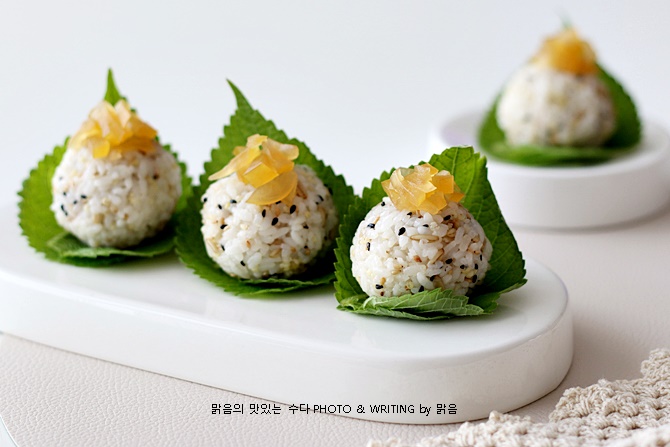 참외장아찌 올린 참치주먹밥 만들기