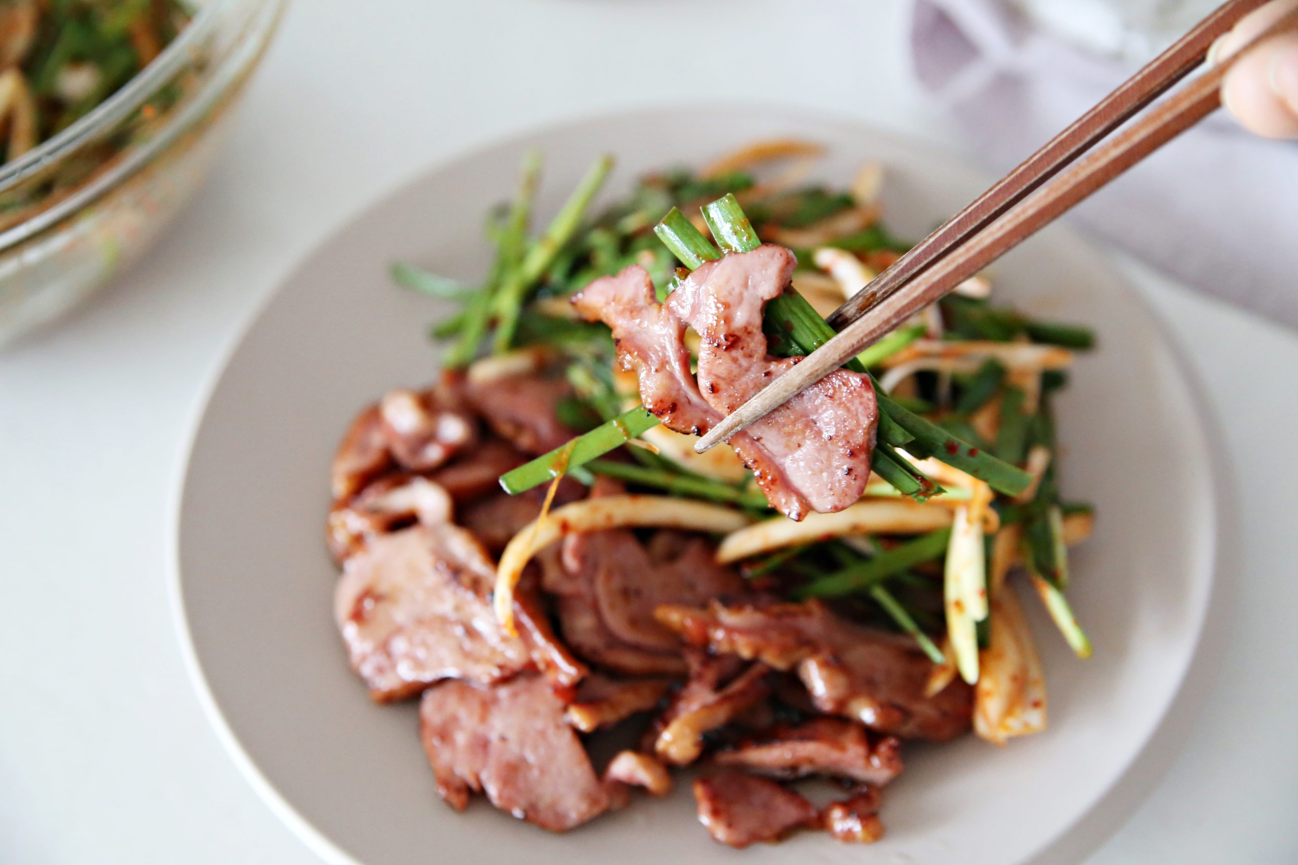 훈제오리 부추무침 레시피 훈제오리 슬라이스요리 오리훈제 요리