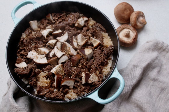 표고버섯 올린 불고기김치솥밥