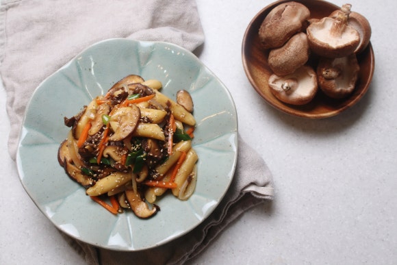 표고버섯 듬뿍 넣은 궁중떡볶이 , 떡잡채